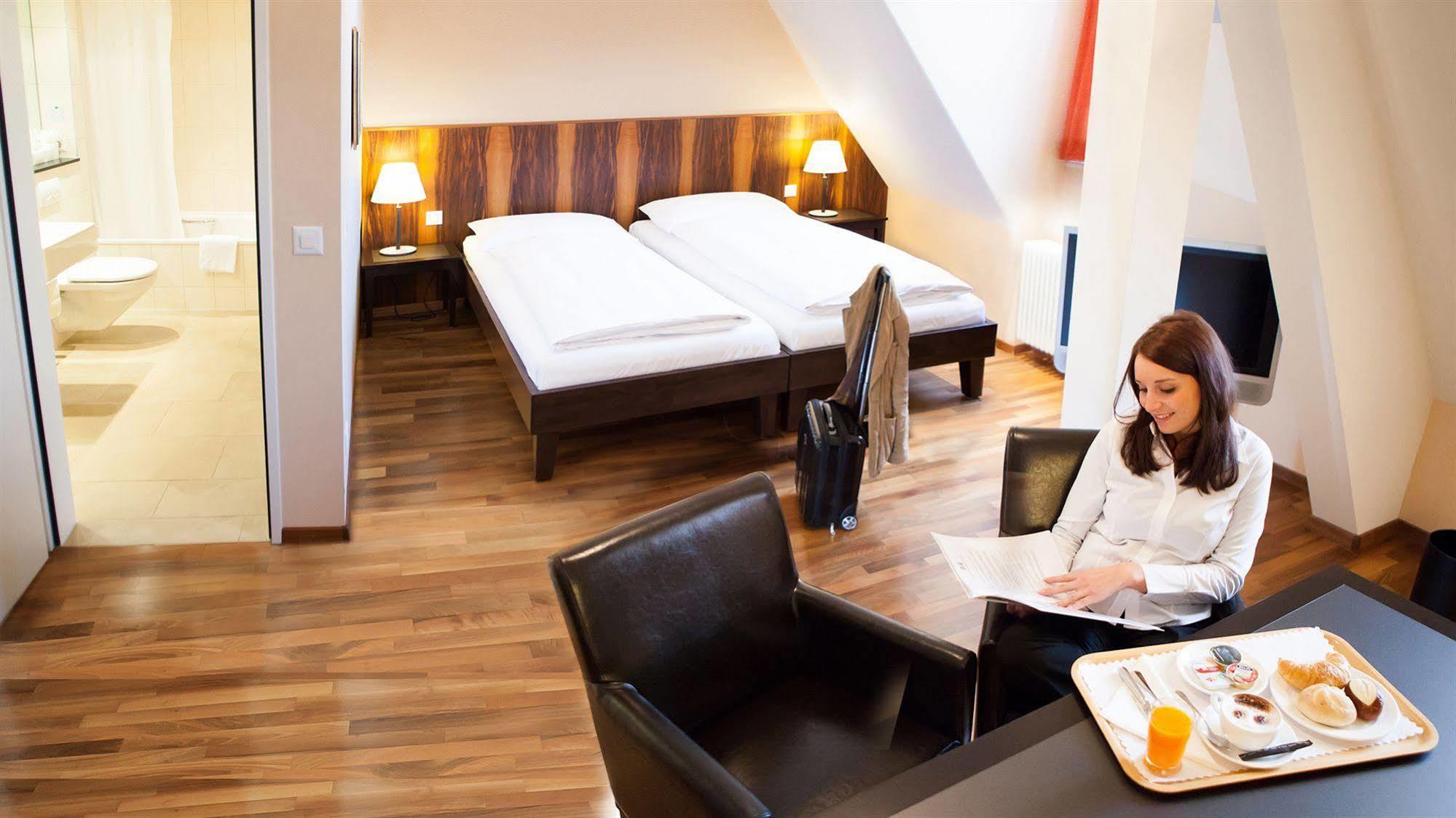 Hotel Schweizerhof Basel Bagian luar foto
